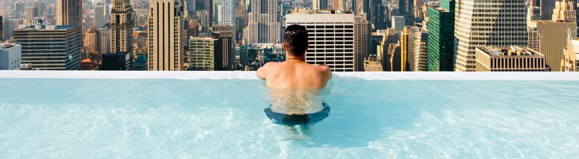 Homme d'affaire dans une piscine pour son loisir