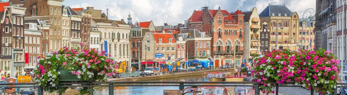 Ville d'Amsterdam avec ses immeubles et un vélo