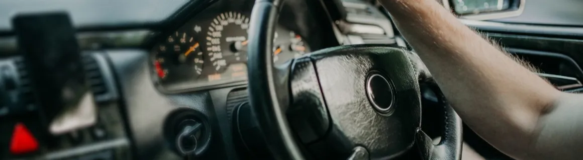 Personne conduisant une voiture avec le volant à droite dans un pays de conduite à gauche