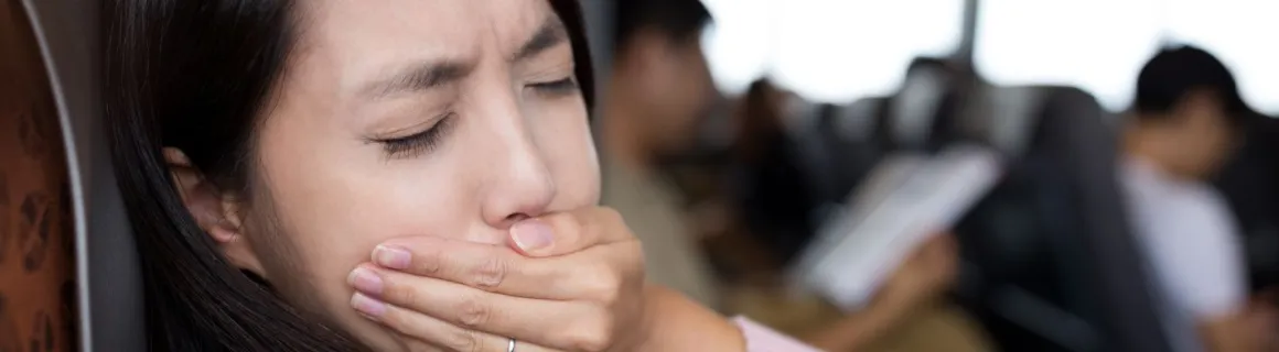 Jeune fille malade en bateau
