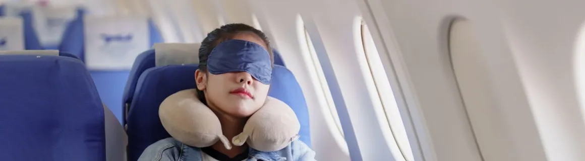 Jeune femme qui s'endort en avion lors d'un vol long courrier