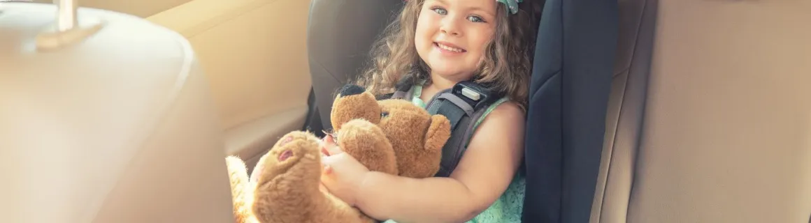 Petite fille en voiture souriante