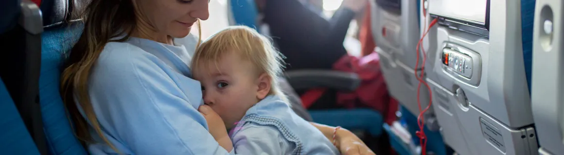 Un enfant heureux assis sur les genoux de sa mère dans un avion