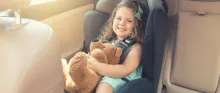 Petite fille en voiture souriante