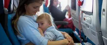 Un enfant heureux assis sur les genoux de sa mère dans un avion